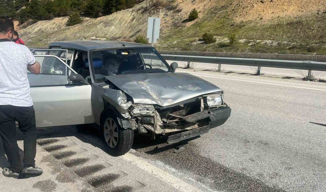 Tosya’da D100 Karayolu’nda otomobilin kamyona çarpması sonucu 2 kişi hastaneye kaldırıldı. Kastamonu'nun Tosya ilçesinde D100 karayolunda bir otomobilin kamyona çarpması sonucu
