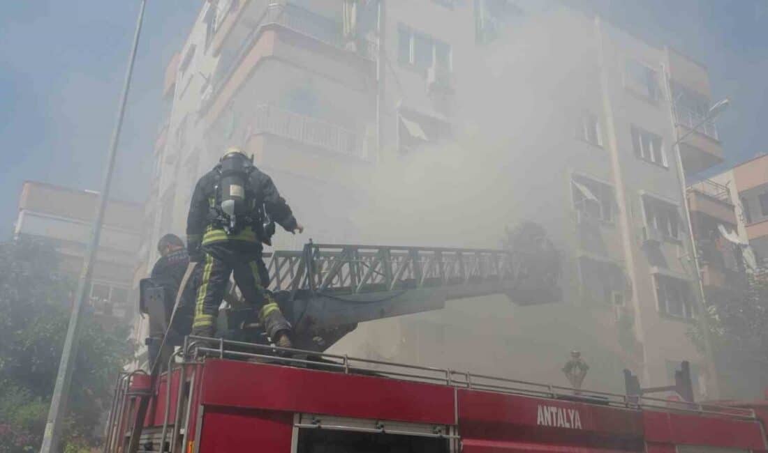 Antalya’daki apartman dairesinde çıkan yangına itfaiye hızlıca müdahale etti, evde kimse yoktu. Antalya'nın Muratpaşa ilçesinde bir apartman dairesinde çıkan yangın, itfaiye ekiplerinin
