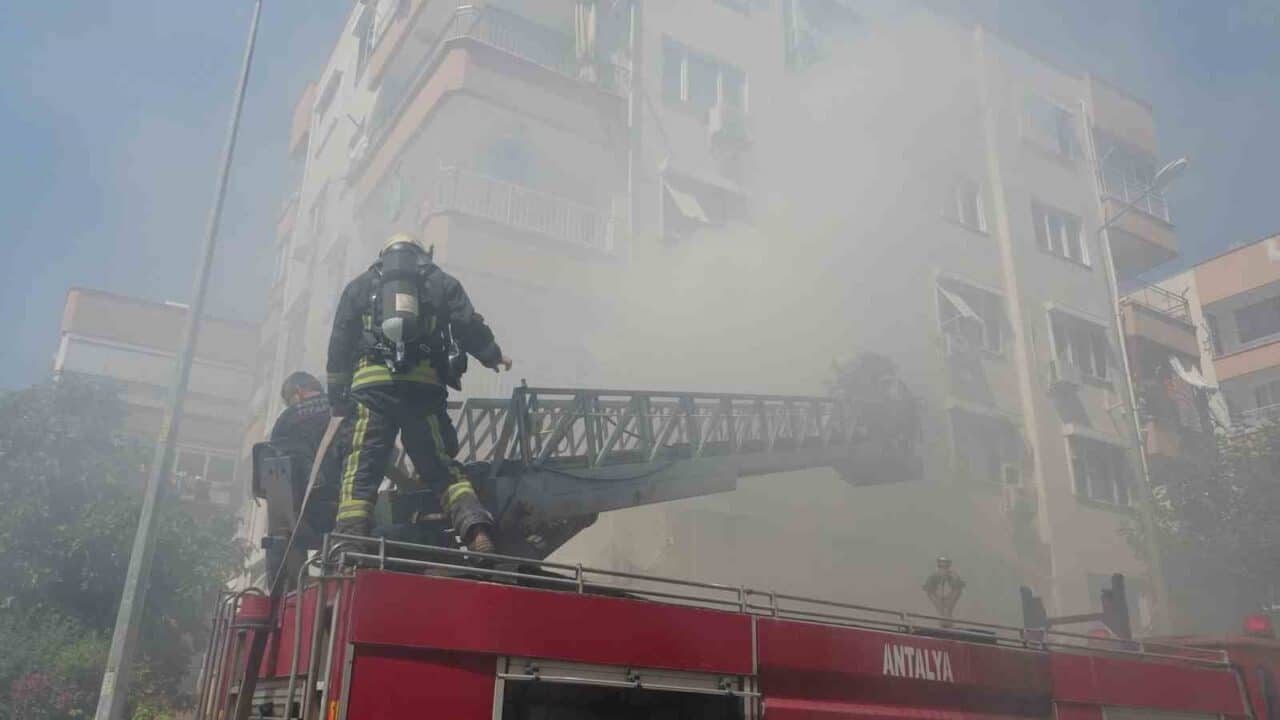 Antalya'nın Muratpaşa ilçesinde bir apartman dairesinde çıkan yangın, itfaiye ekiplerinin