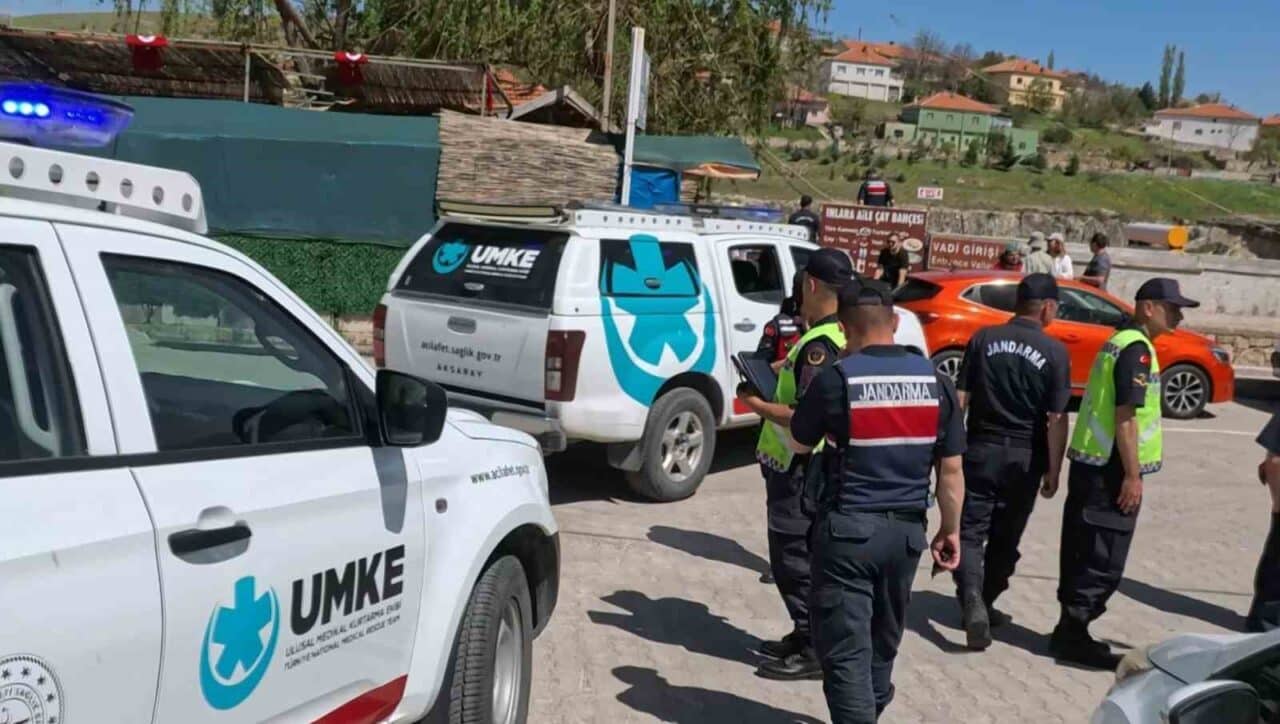 Aksaray'ın Ihlara Vadisi'nde, dede C.A. (64) ve torunu E.E.I. (7),