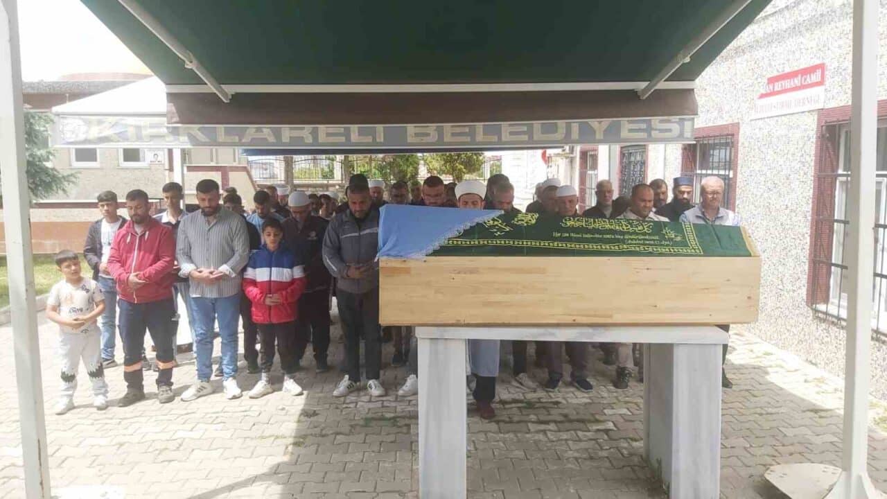 Kırklareli’de Hacı Türkmen, Aysel Solako'yu tabancayla öldürdükten sonra intihar etti.