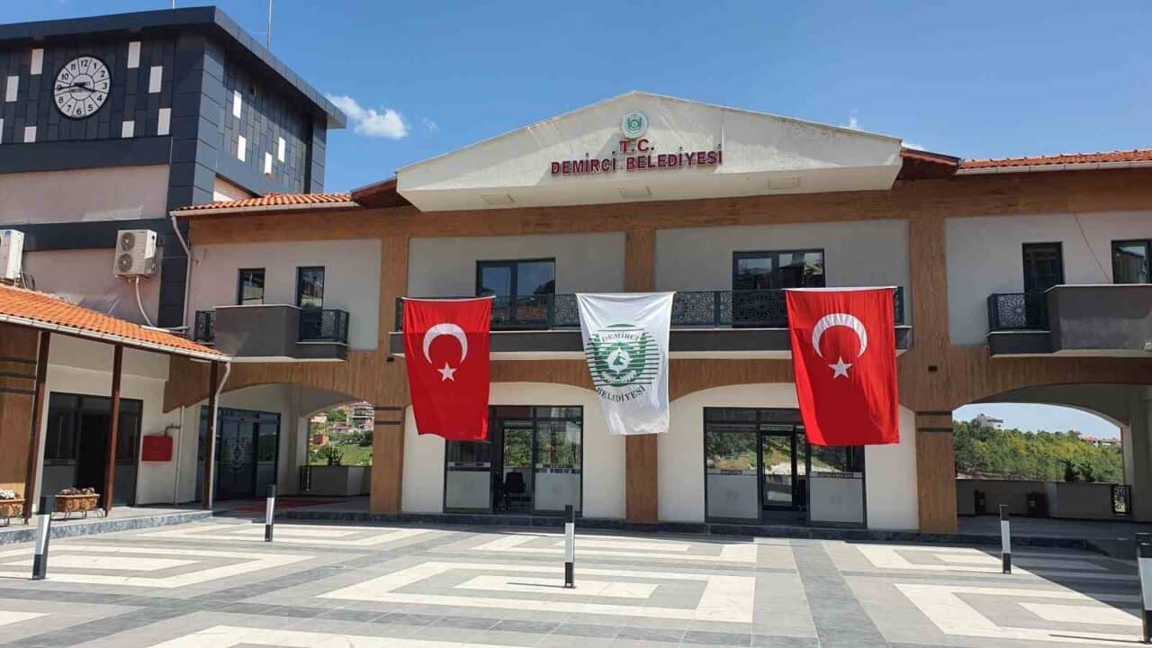 Demirci Belediye Başkanı Erkan Kara, yaptığı açıklamada, 121 personelin 65