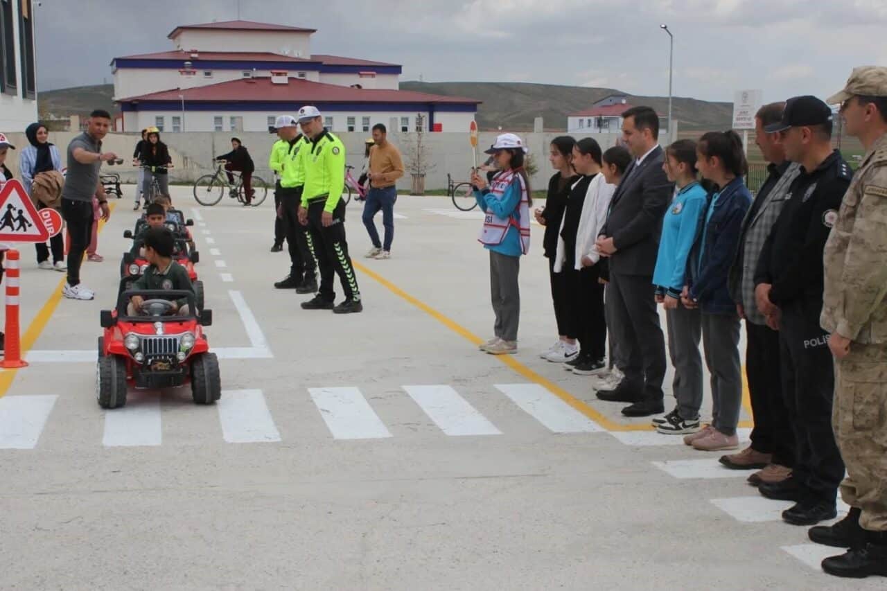 Bayburt'un Demirözü ilçesinde, 03-09 Mayıs Karayolu Trafik Haftası etkinlikleri kapsamında,