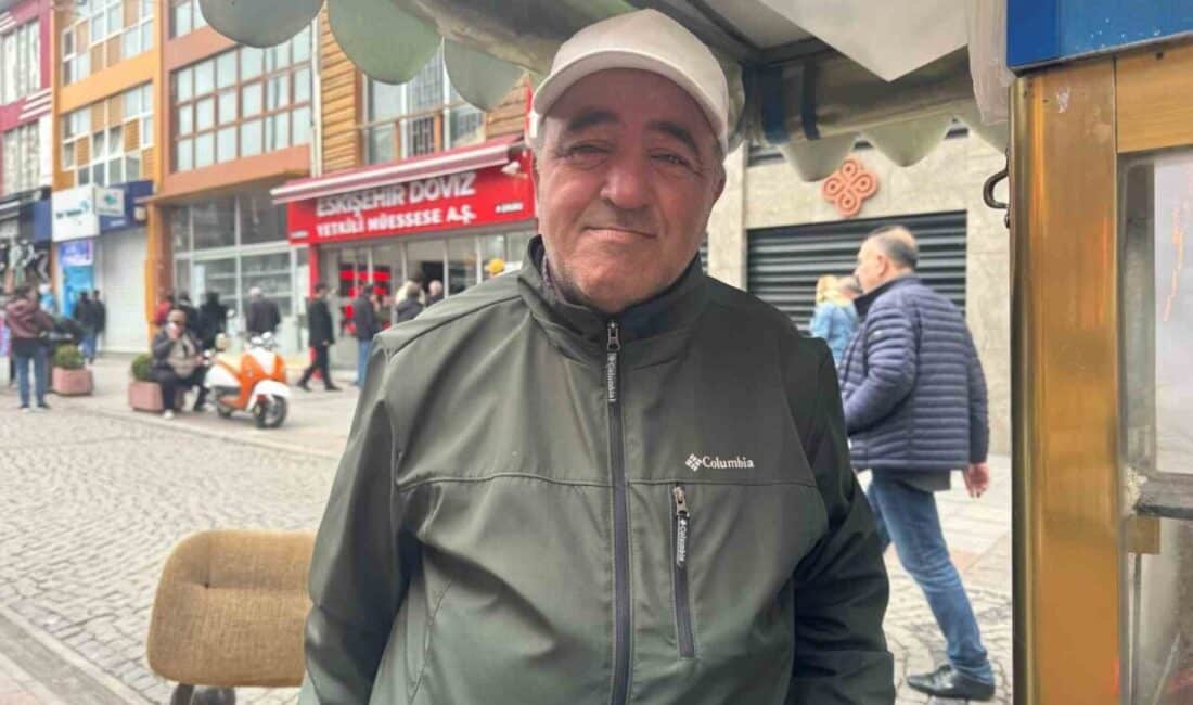 Eskişehir’deki Hava Değişimleri Seyyar Satıcıları Zor durumda Bırakıyor Eskişehir'deki seyyar satıcılar, ani sıcaklık değişikliklerinden olumsuz etkileniyor. Satıcılar, hava