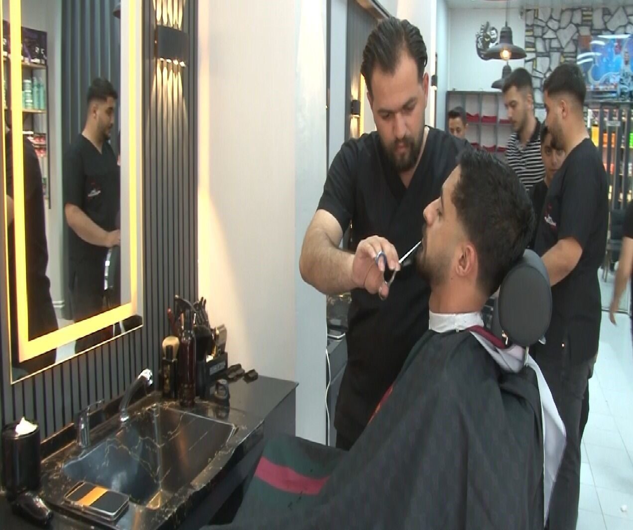 Malatya'da 6 Şubat depremlerinde iş yerini kaybeden Kuaför Burak Türkeri,