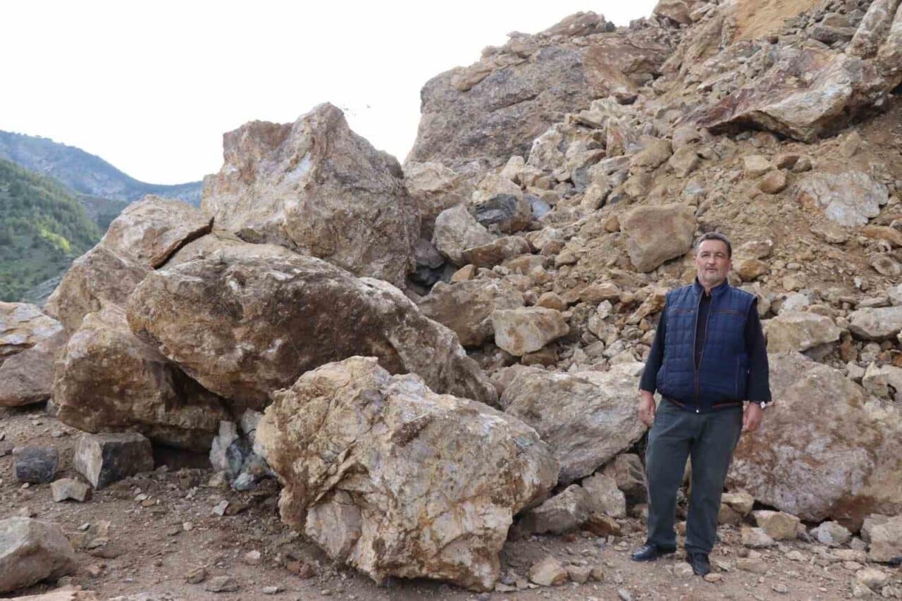Erzurum'un Oltu ilçesindeki Kemerkaya Mahallesi yolunu, Duralar Mahallesi üstünde meydana