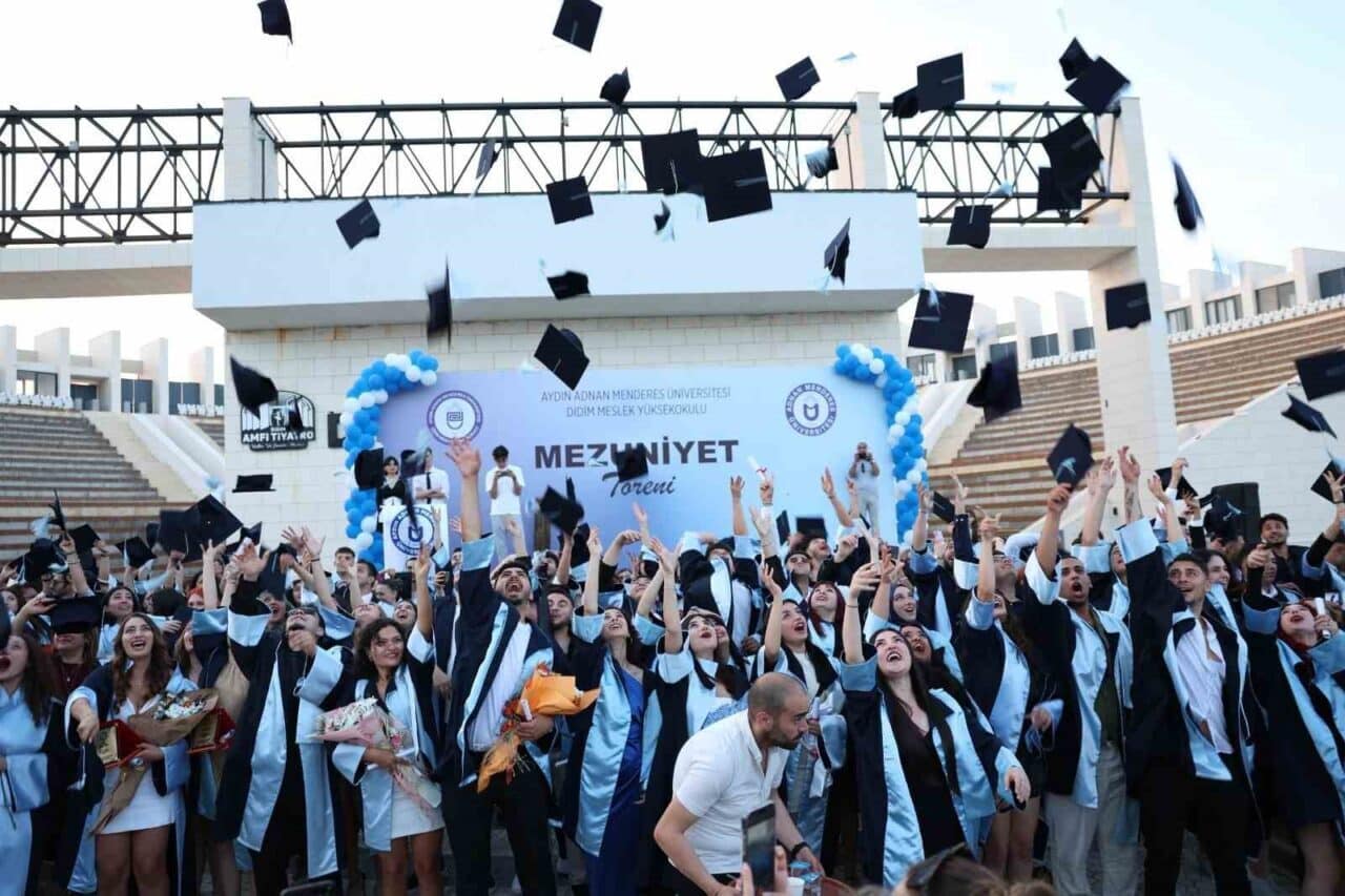 Didim Meslek Yüksekokulu 2025 mezuniyet töreni, 140 öğrencinin katılımıyla gerçekleştirildi.
