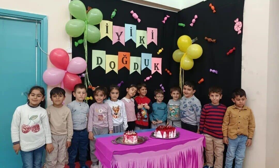 Diyadin’deki Anaokulu, Öğrenciler İçin Anlamlı Doğum Günü Kutlaması Düzenledi Ağrı'nın Diyadin ilçesindeki Özgür Azer Kurak Anaokulu, öğretmenler ve velilerle