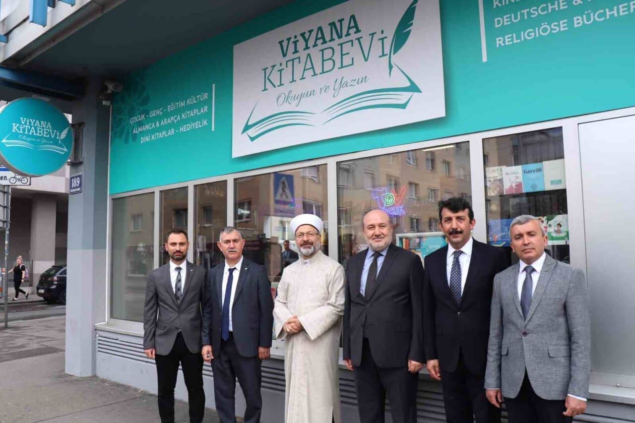 Diyanet İşleri Başkanı Prof. Dr. Ali Erbaş, Viyana'daki ATİB Kitabevi'ni