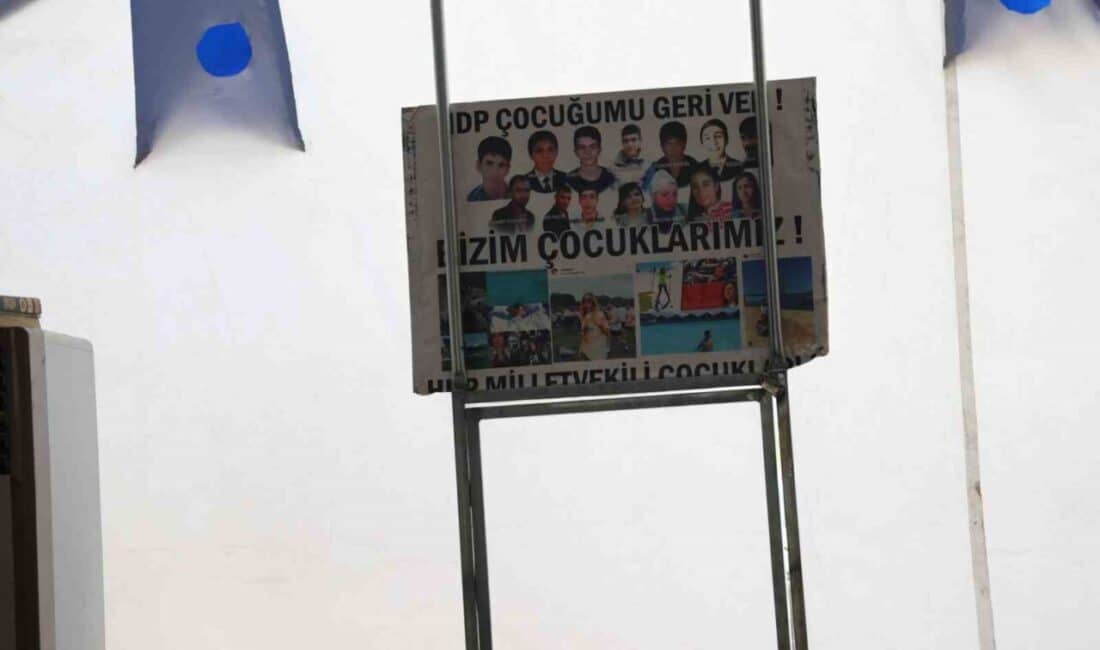Diyarbakır'da, PKK tarafından kaçırılan çocuklarına kavuşmak isteyen ailelerin 2019'da başlattığı