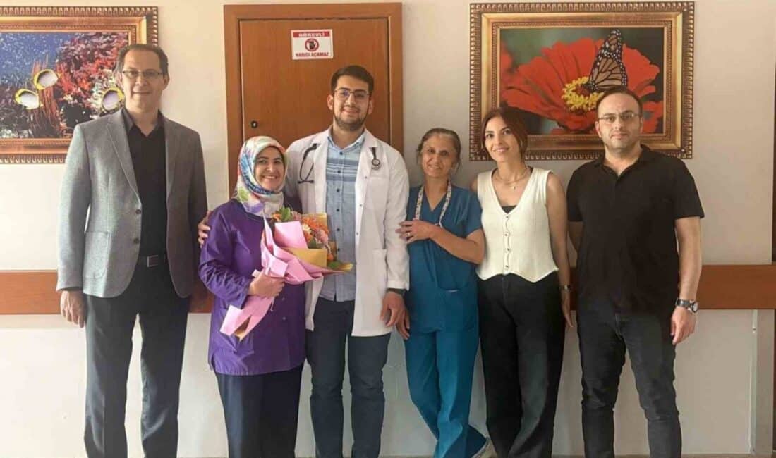 Mersin’in Silifke ilçesindeki Devlet Hastanesi'nde hemşire Cemile Eski, oğlu Dr.