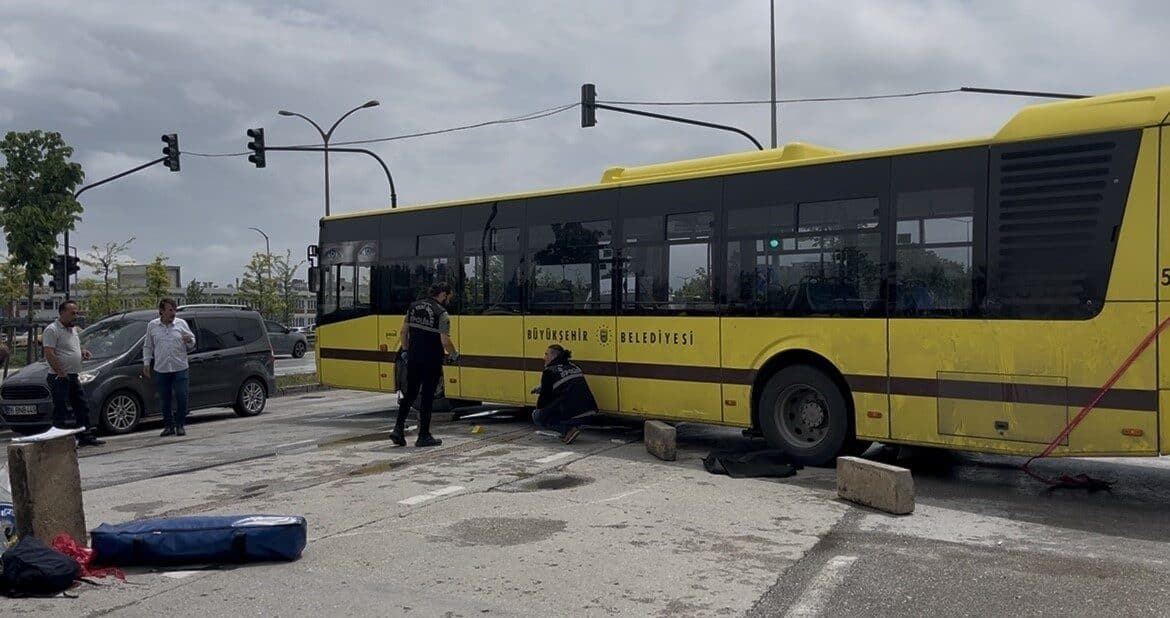 Bursa'nın Osmangazi ilçesinde, dönüş yapan bir otobüsün altında kalan 18