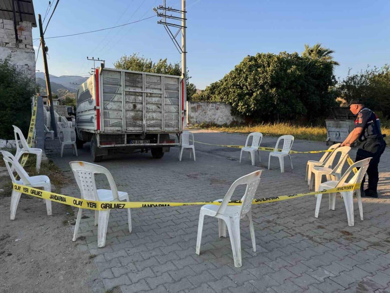 Aydın'ın Efeler ilçesinde, 4 yaşındaki Enes Çelebi kamyonetin altında kalarak