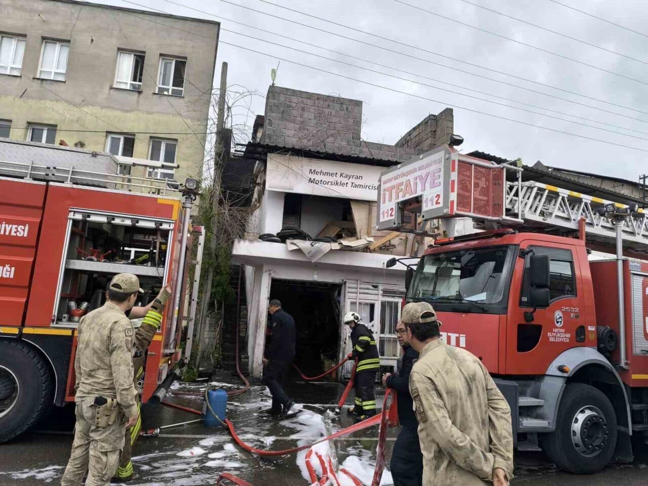 Hatay'ın Dörtyol ilçesindeki motosiklet tamir atölyesinde çıkan yangın, itfaiye ve