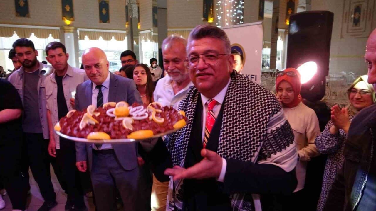 Kütahya Dumlupınar Üniversitesi Rektörü Prof. Dr. Süleyman Kızıltoprak, çiğ köfte