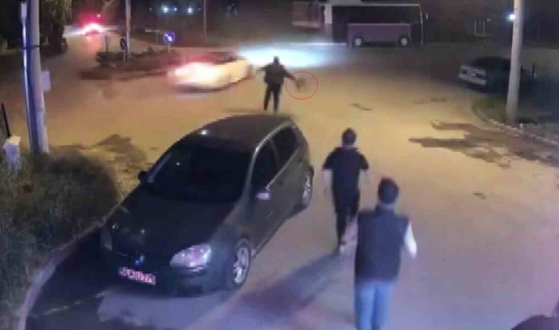 Sapanca’da Drift Yapan Lüks Araç, Tabureyle Kovalayan Vatandaşın Kameralara Yansıdı Sapanca'da bir kişi, gece saatlerinde Kırkpınar Mahallesi'ndeki dönel kavşakta drift