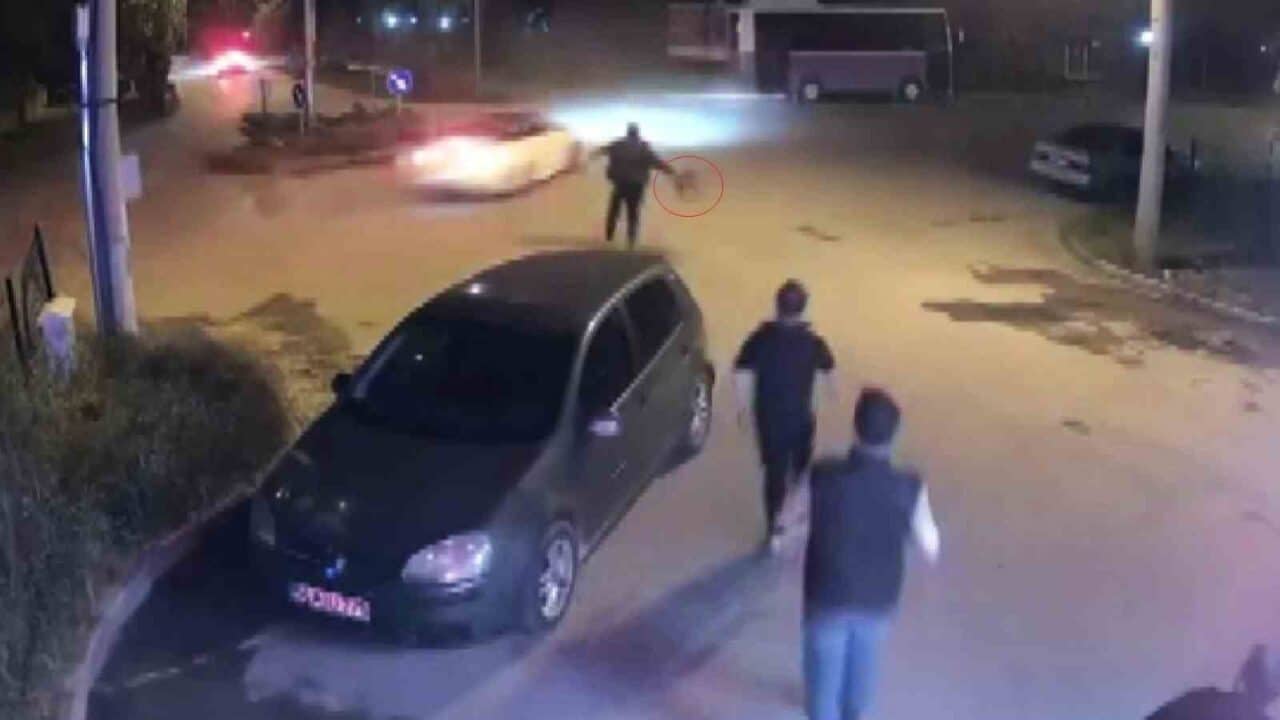 Sapanca'da bir kişi, gece saatlerinde Kırkpınar Mahallesi'ndeki dönel kavşakta drift