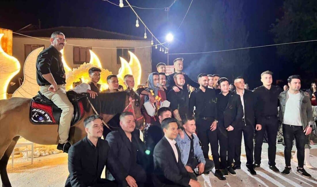 Çanakkale'nin Bayramiç ilçesindeki düğün töreninde Pınar Acar ve Harun Acar