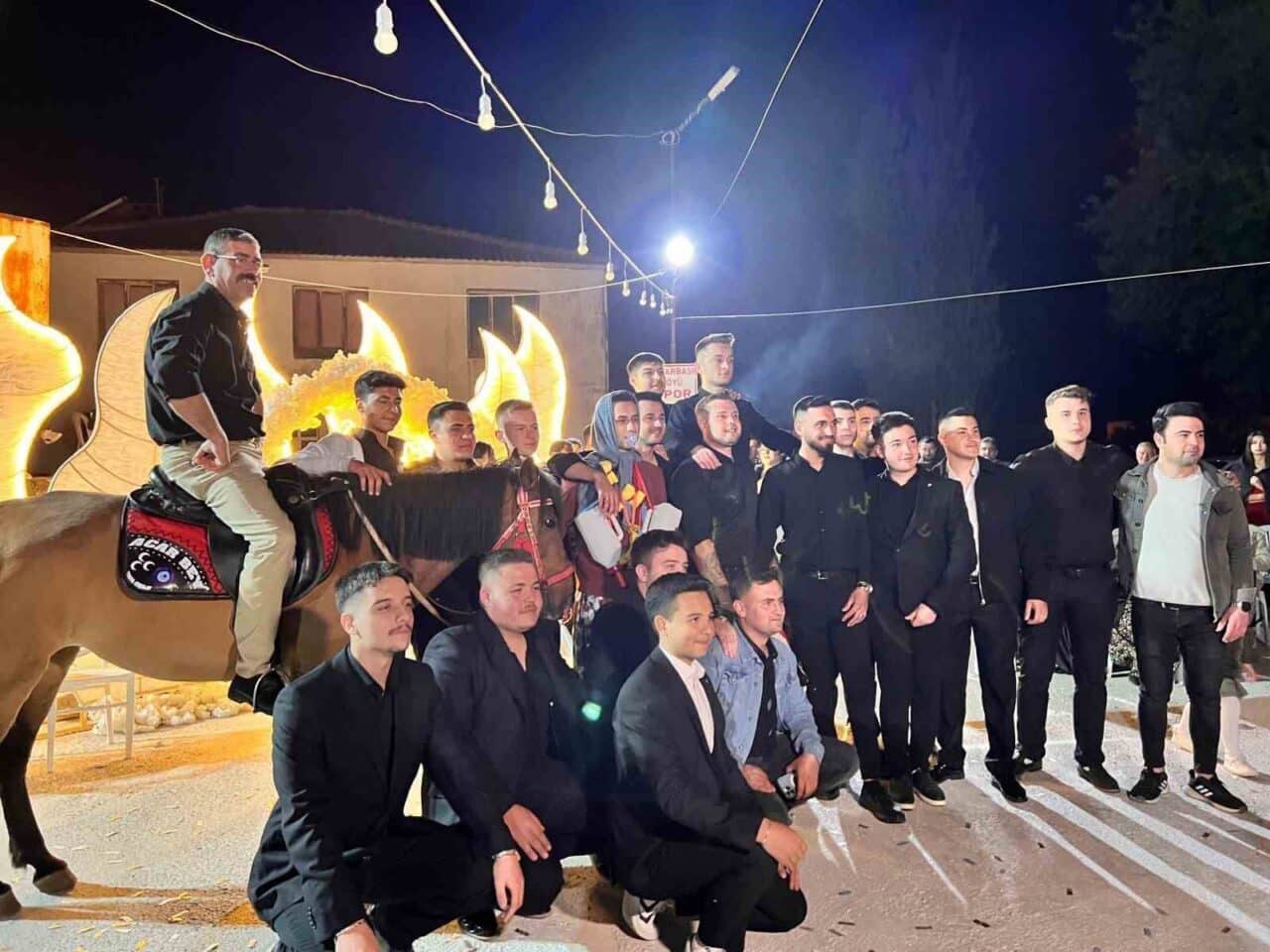 Çanakkale'nin Bayramiç ilçesindeki düğün töreninde Pınar Acar ve Harun Acar