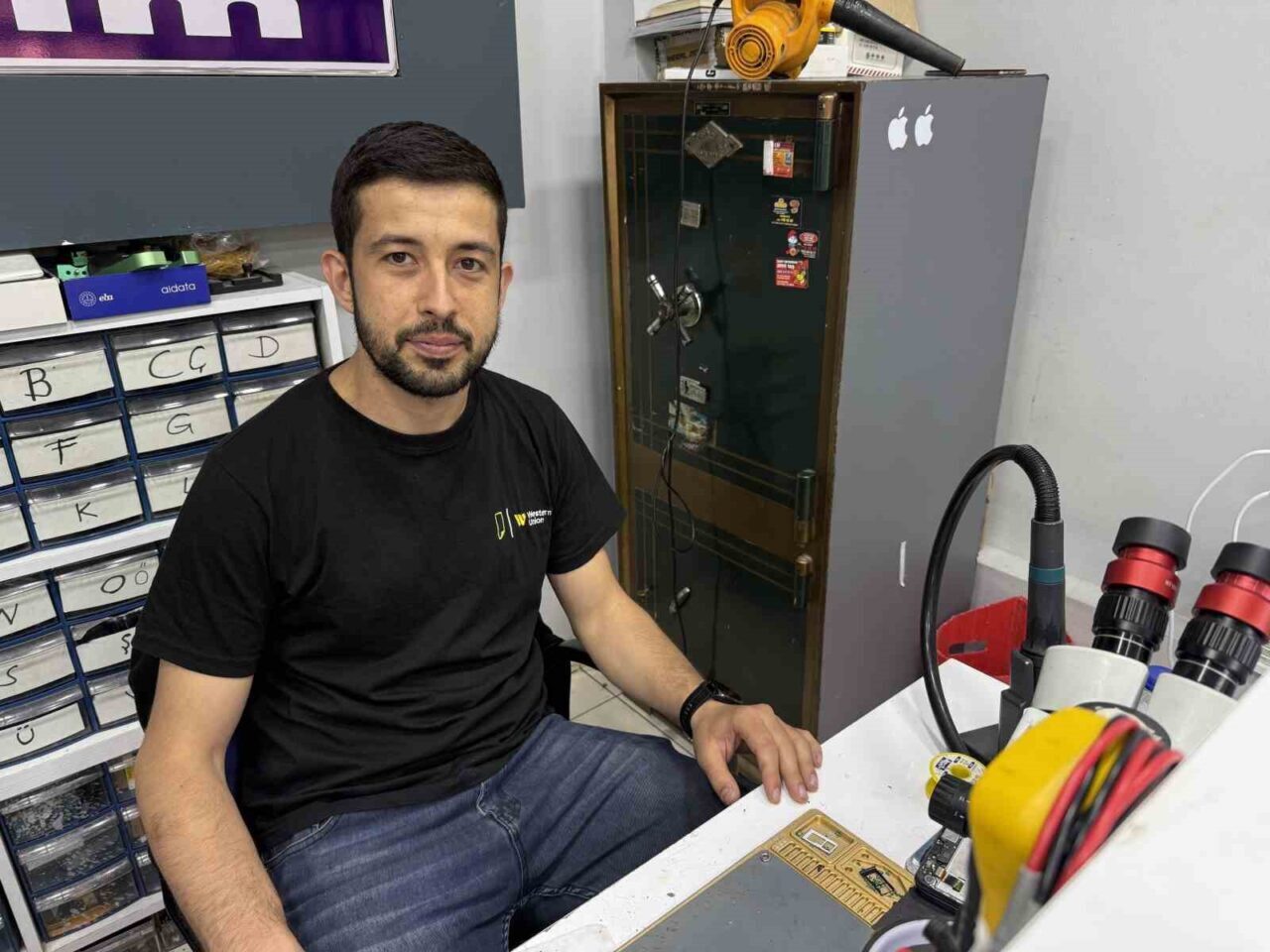 Tokat'ın Erbaa ilçesindeki bir telefon tamircisinde Tunahan Arslan, bataryaları su