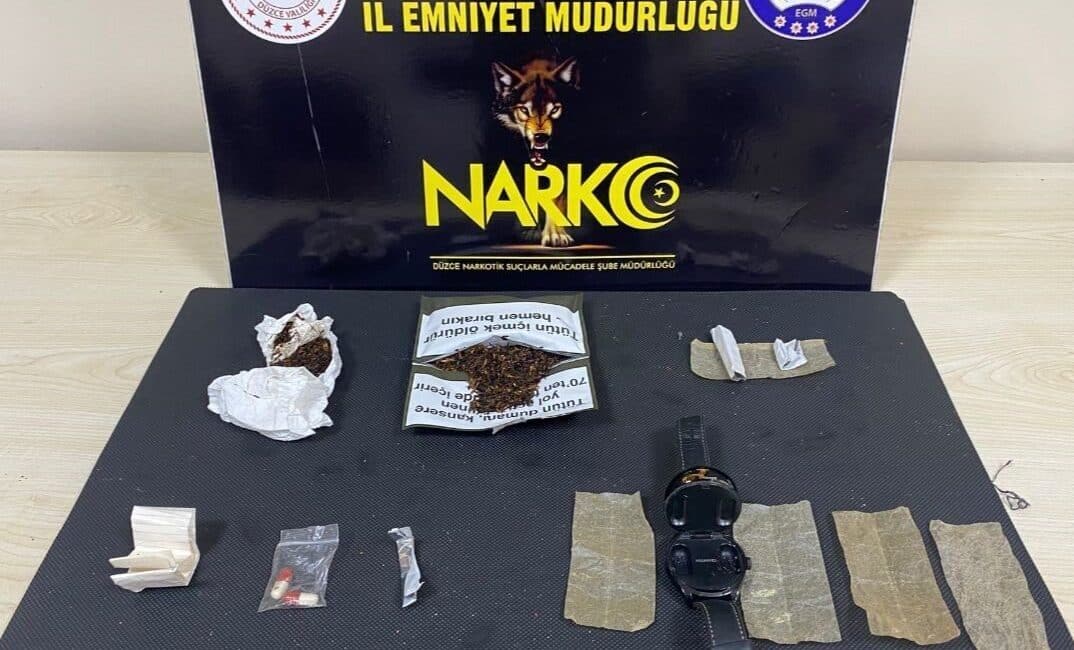 Düzce’de Uyuşturucu Operasyonları: İki Şüpheli Tutuğa Alındı, Miktar Belirlendi Düzce'de Narkotik Suçlarla Mücadele Şube Müdürlüğü, sokak satıcılarına yönelik düzenlediği