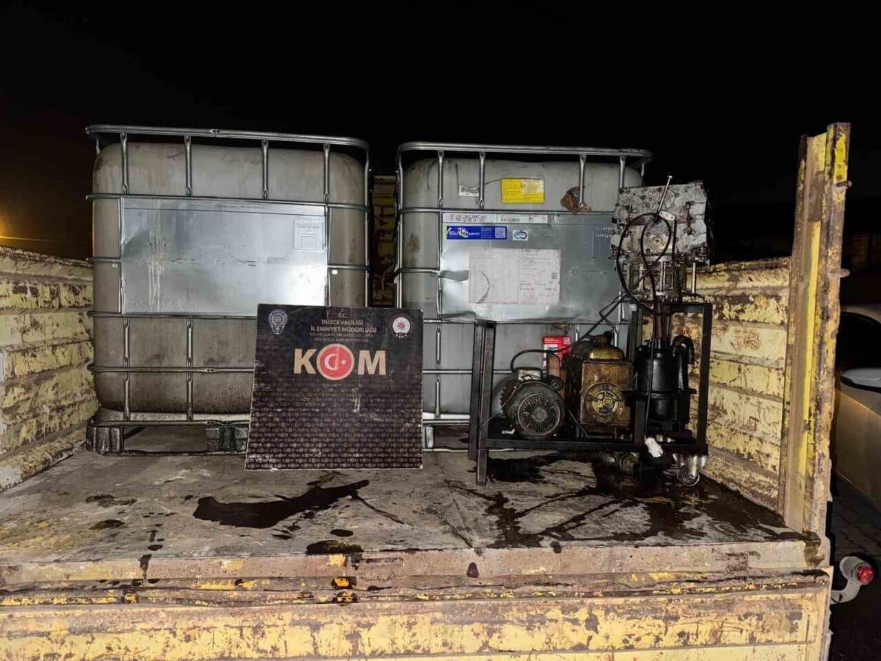 Düzce'de gerçekleştirilen denetimlerde 300 litre kaçak akaryakıt, 110 paket kaçak