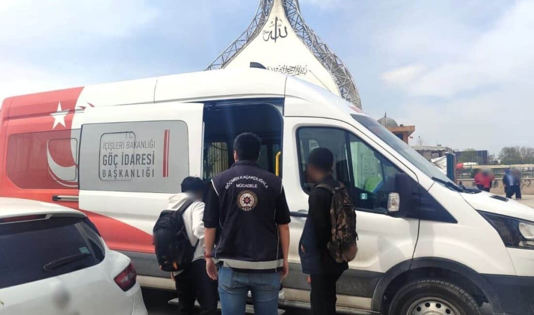 Afyonkarahisar’da Düzensiz Göçmenlere Yönelik Operasyonda 7 Kişi Yakalandı Afyonkarahisar'da gerçekleştirilen polis operasyonunda, kimlik belgeleri olmayan 7 düzensiz göçmen