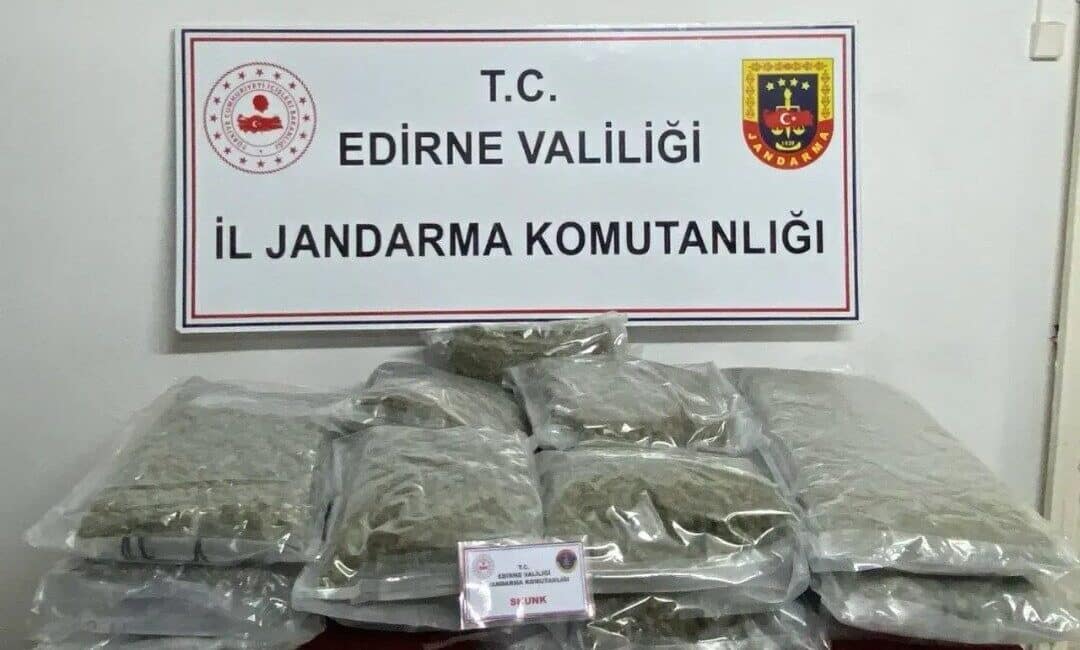 Edirne’de gerçekleştirilen operasyonla 16 kilo 500 gram skunk uyuşturucusu ele geçirildi. Edirne'de İl Jandarma Komutanlığı tarafından gerçekleştirilen operasyonda 16 kilo 500