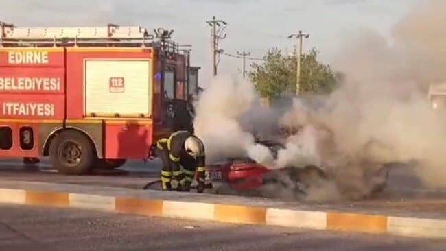Edirne’deki Kaza Sonrası Alev Alan Araçtan Kaçan Sürücü Araştırılıyor Edirne’nin İstasyon Mahallesi’nde, 22 ACR 582 plakalı otomobilin kaldırıma çarparak