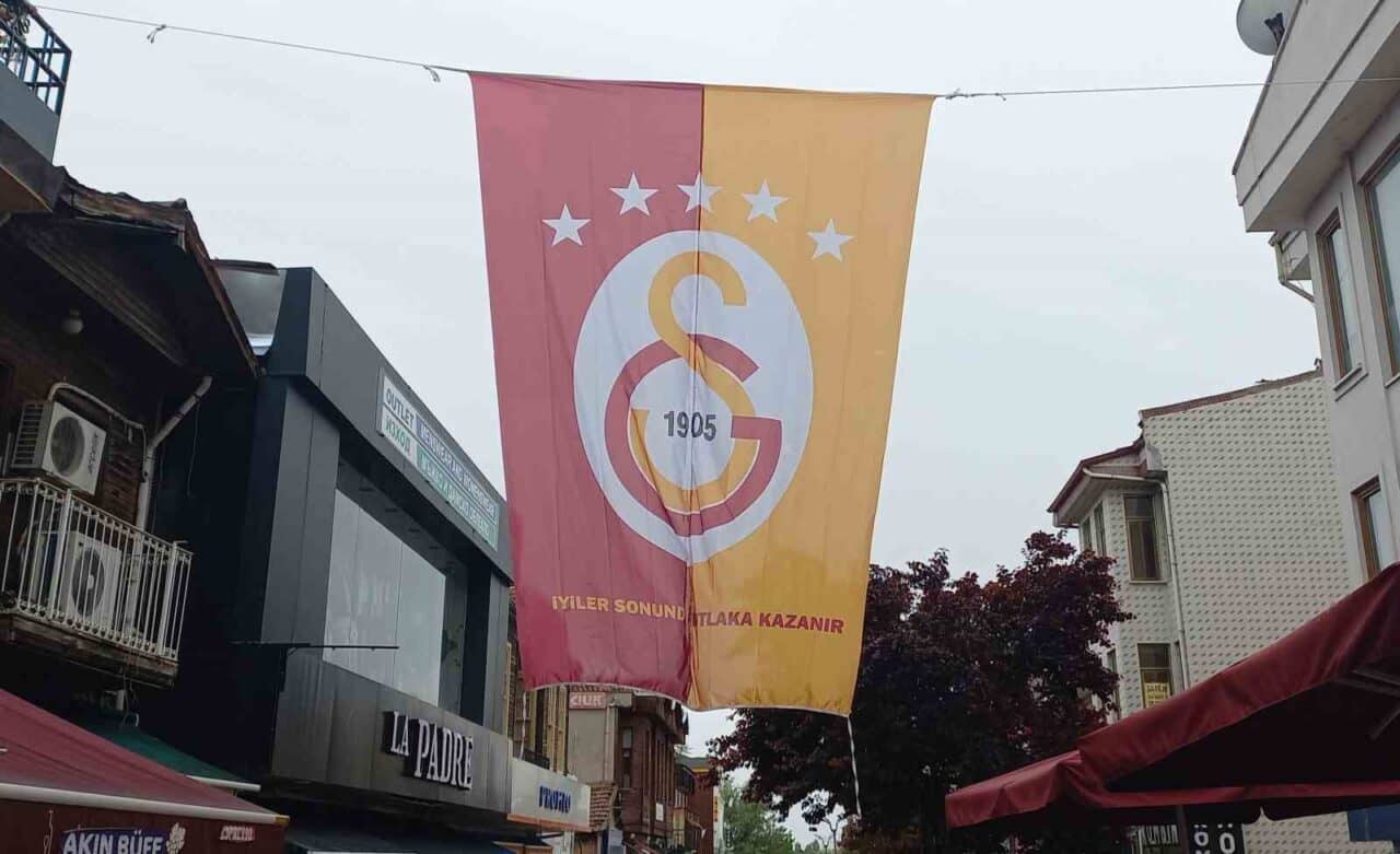 Galatasaray, 2024-2025 sezonunda 25. şampiyonluğuna hazırlık yaparken, Edirne’deki Saraçlar Caddesi’nde