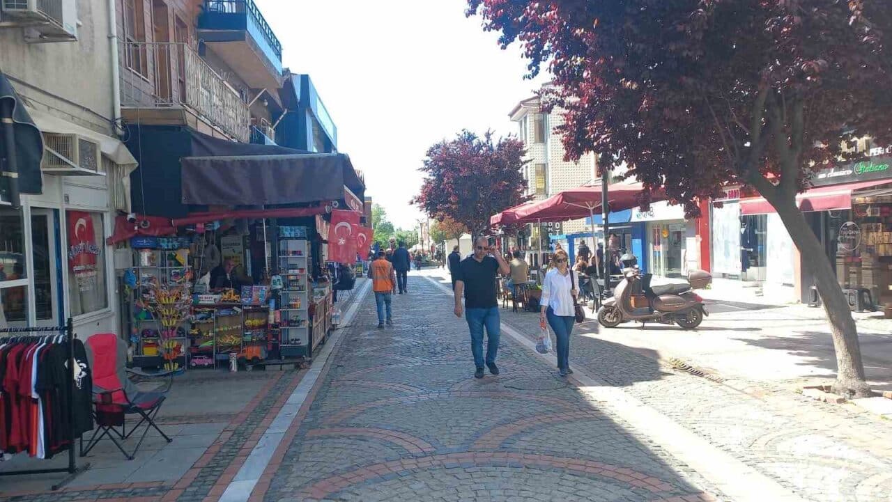 Edirne'de Fenerbahçeli taraftarlar, Galatasaray'ın şampiyonluğu sonrası asılan dev bayrağı yırtarak