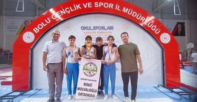 Balıkesir'in Edremit ilçesindeki Remzi Molvalıoğlu Ortaokulu Cimnastik Takımı, Bolu'daki Türkiye