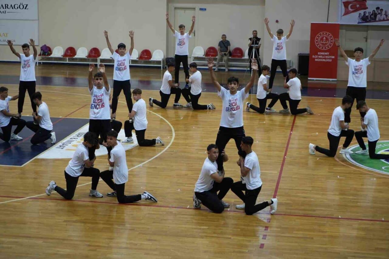 Balıkesir'in Edremit ilçesinde 19 Mayıs Atatürk'ü Anma, Gençlik ve Spor