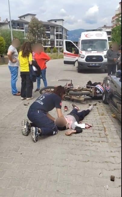 Balıkesir'in Edremit ilçesinde motosikletle otomobilin çarpışması sonucu 3 çocuk yaralandı.