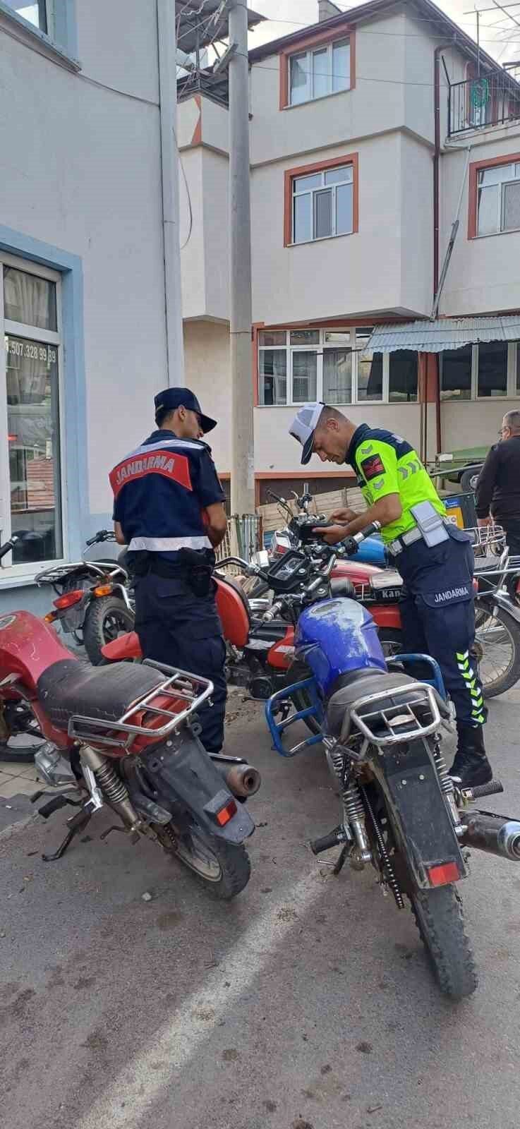 Isparta'nın Eğirdir ilçesi Sarıidris beldesinde yapılan motosiklet denetimleri sonucunda iki
