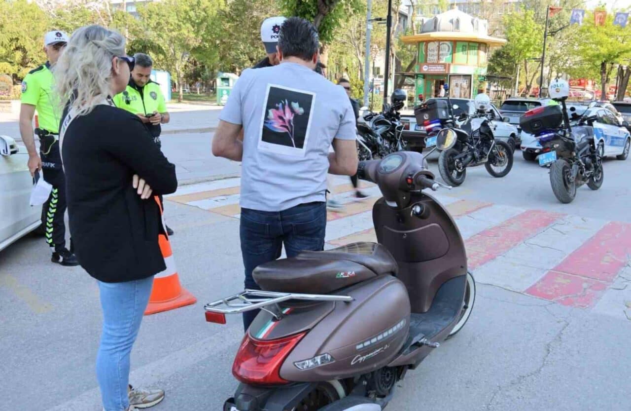 Aksaray'da, ehliyetsiz H.G. isimli motosiklet sürücüsü, kasksız ve sigortasız yakalanarak