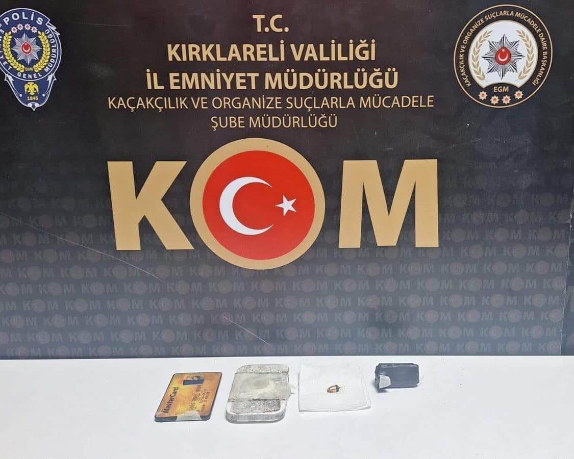 Kırklareli'de ehliyet sınavına giren M.Y., kopya düzeneği ile yakalandı. Öğretmenin