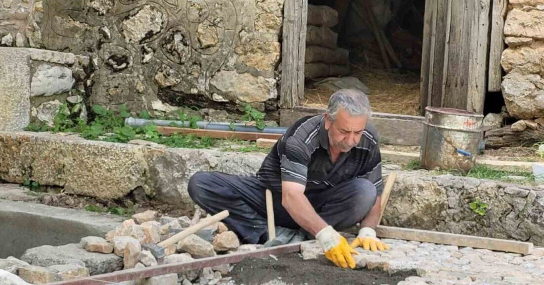 Erzincan'ın Kemaliye ilçesinde yaşayan taş ustası Mustafa Olgunöz, 45 yıllık