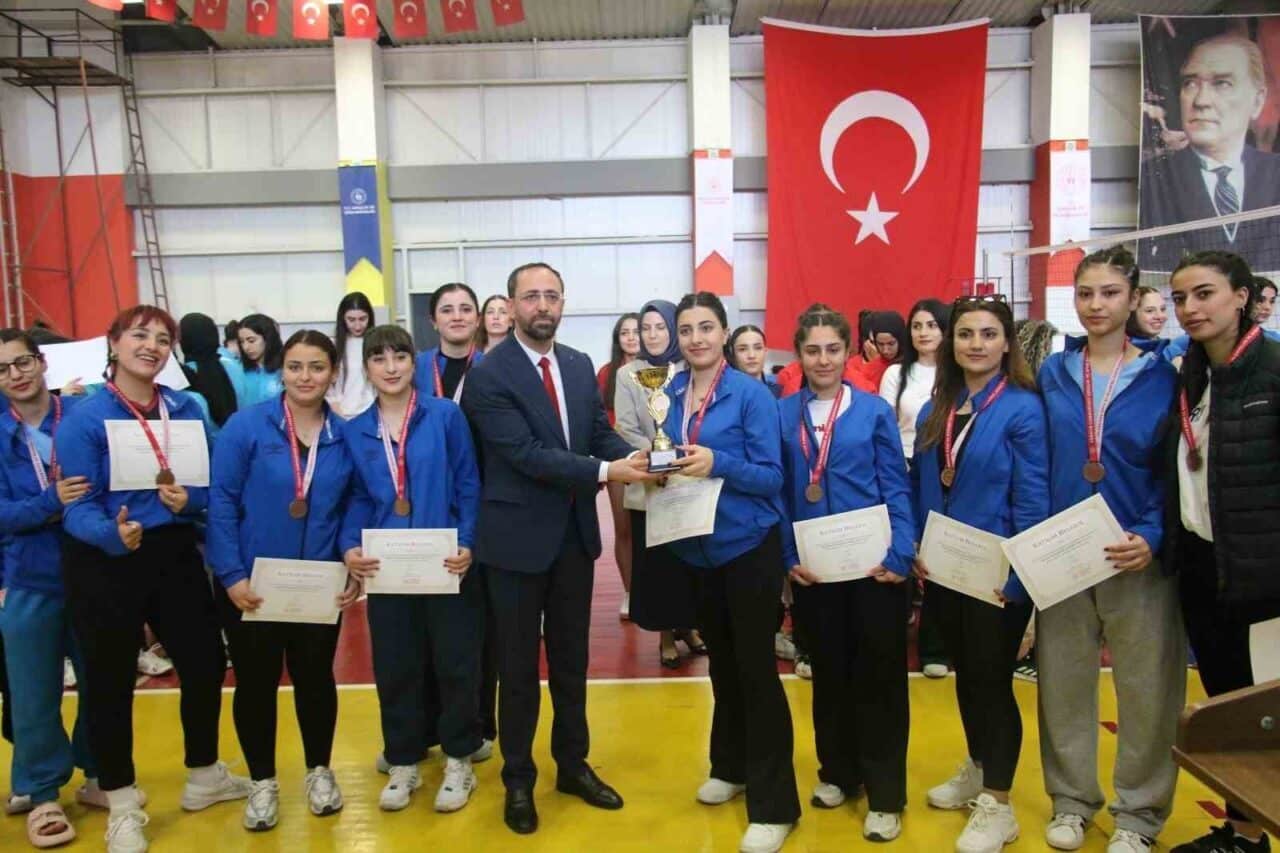 Elazığ GSB yurtları, spor alanındaki başarılarıyla öne çıkıyor. Futbol takımı