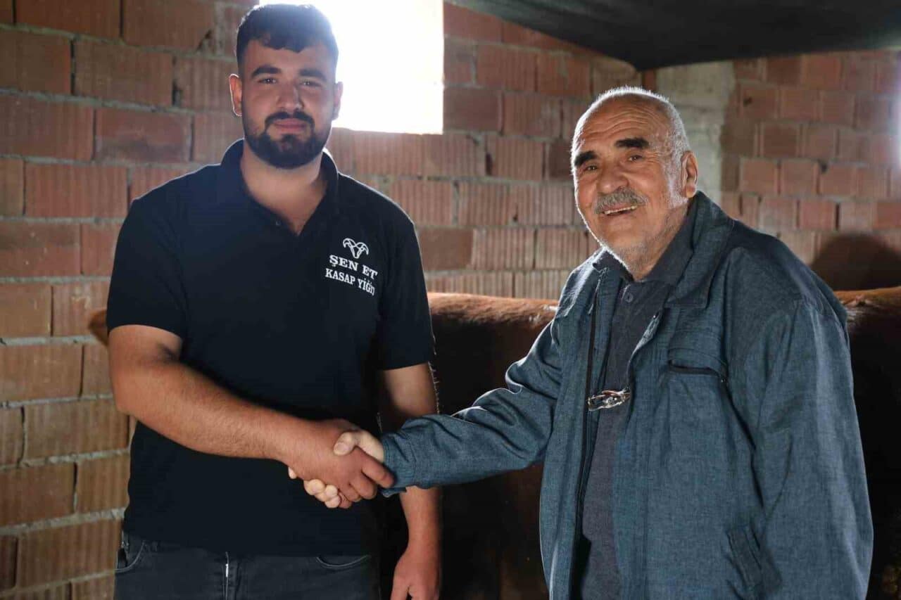 Elazığ'da Orhan Taşkaya, eşinin de katıldığı pazarlıkta kurbanlık alarak çiftlik
