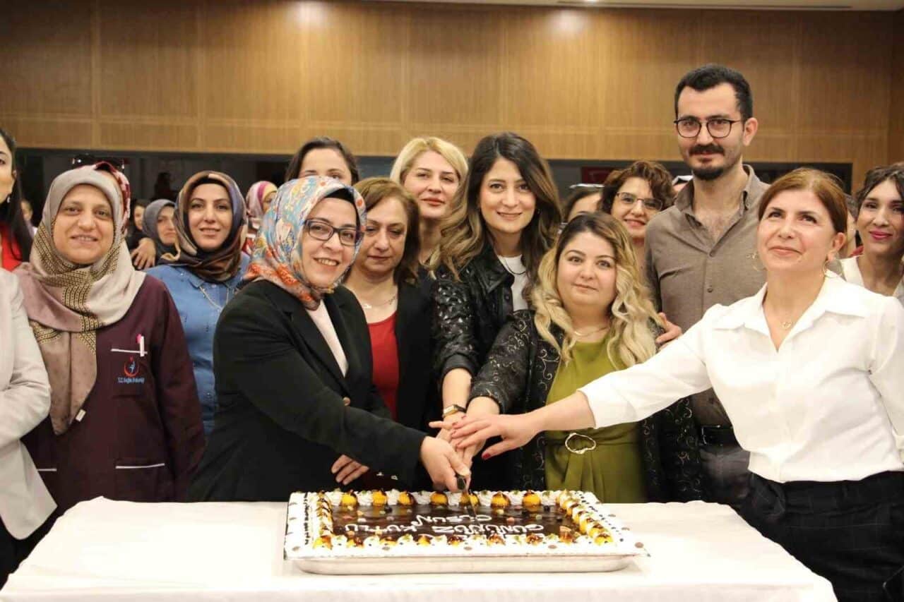 Elazığ Fethi Sekin Şehir Hastanesi, Ebeler Günü'nü düzenlediği etkinlikle kutladı.