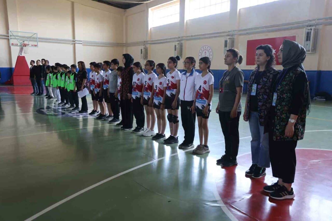 Elazığ'da düzenlenen ‘Geleneksel Çocuk Şenliği’nde 480 ortaokul öğrencisi, unutulmaya yüz
