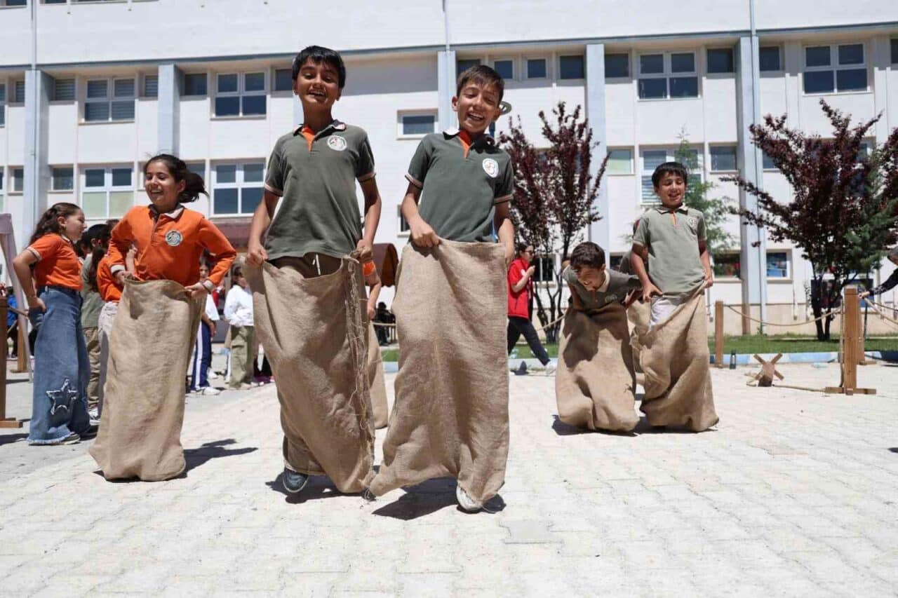 Elazığ'da yapılan Geleneksel Oyun Tırı etkinliğinde yüzlerce öğrenci keyifli anlar