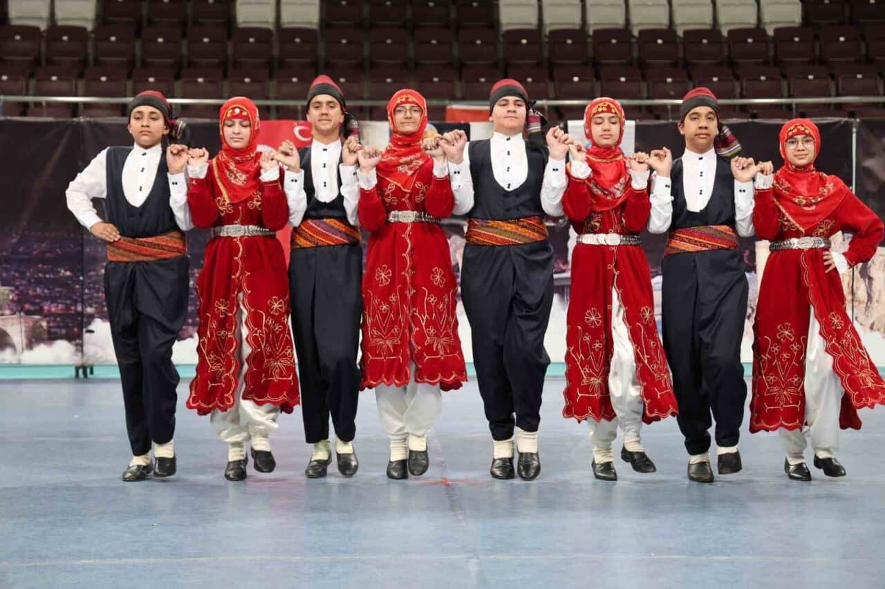 Elazığ'da düzenlenen Halk Oyunları Bölge Grup Yarışması, 400 öğrenci ve