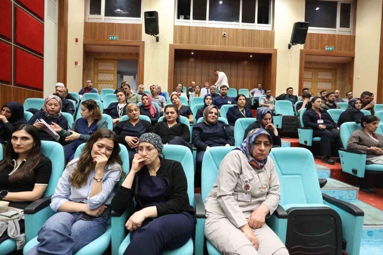 Elazığ'da Fırat Üniversitesi Hastanesi çalışanları, Süleyman Polat tarafından verilen "Afet
