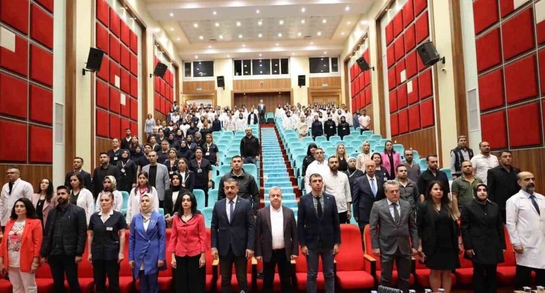 Elazığ'da Fırat Üniversitesi Hastanesi, hemşireler ve ebeler günü etkinliği düzenledi.