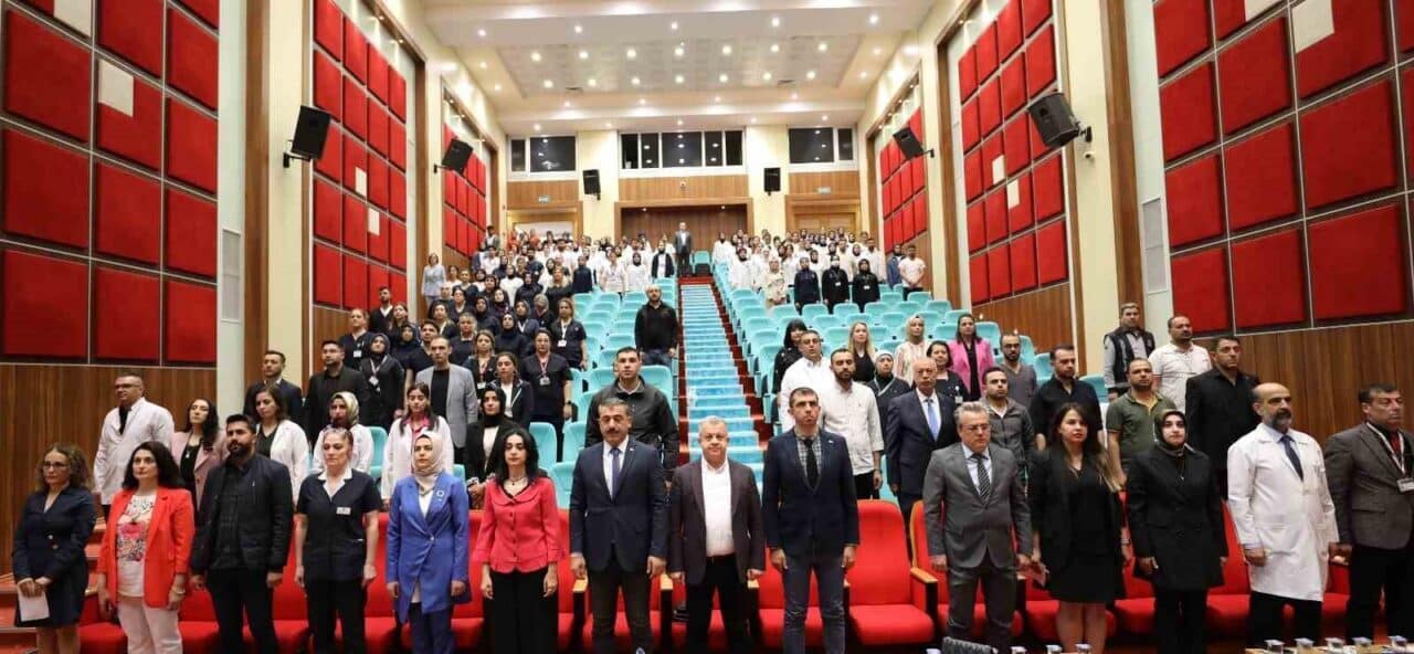 Elazığ'da Fırat Üniversitesi Hastanesi, hemşireler ve ebeler günü etkinliği düzenledi.