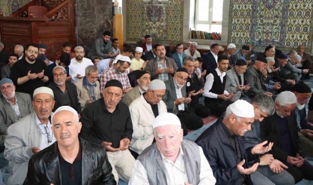 Elazığ'daki İzzetpaşa Camii'nde düzenlenen Kur'an ziyafeti, dinleyicilere keyif verdi. Diyanet