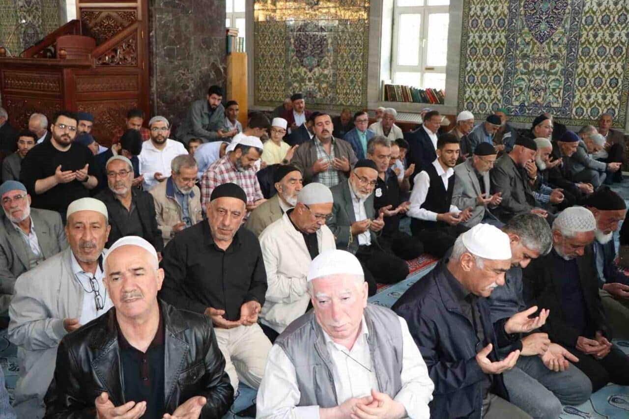 Elazığ'daki İzzetpaşa Camii'nde düzenlenen Kur'an ziyafeti, dinleyicilere keyif verdi. Diyanet
