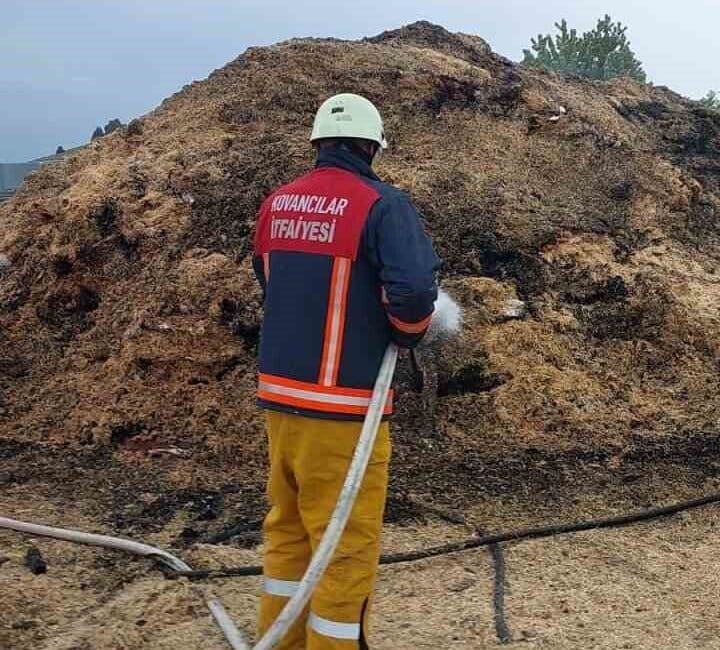 Kovancılar’da Samanlıkta Çıkan Yangın, İtfaiyenin Hızlı Müdahalesiyle Söndürüldü Elazığ'ın Kovancılar ilçesindeki Karaman köyünde bir samanlıkta çıkan yangın, itfaiye